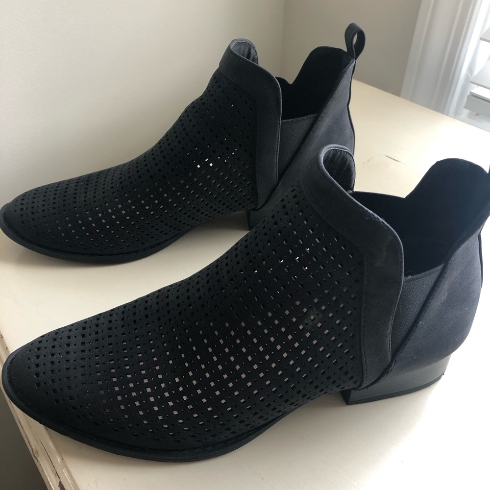 Women’s flat booties